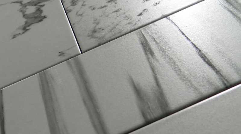 Płytki marmur biały wąski czarne żyły Absolut Keramika Marshall Calacata 15x90 75215
