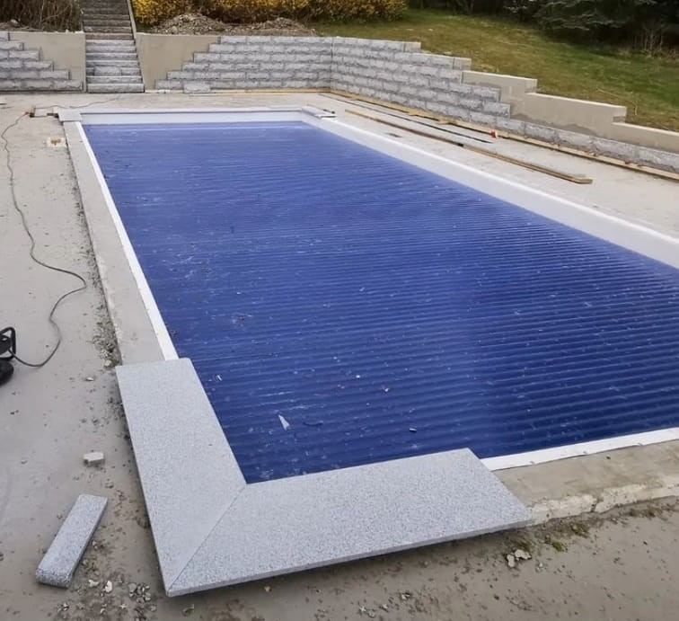Kamień brzegowy - obrzeże basenowe granitowe 100x35x2 Bullnose 171443