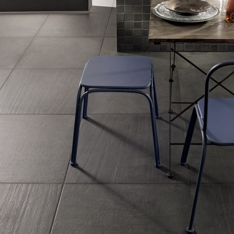 Gres podłogowy efekt betonu czarny grafit nierówna powierzchnia Fioranese Blend Gomma 0BE200R 20x20 80035