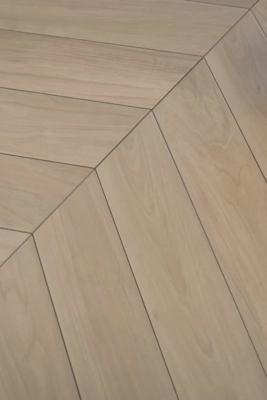 emil-ceramica-sleek-wood-white-chevron-nat.-11x54-efcy-plytki-drewnopodobne 3.webp