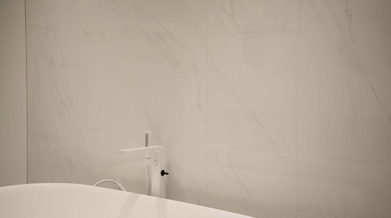 Płytki imitujące marmur biały Porcelanosa Thassos 45x120 ag 15785