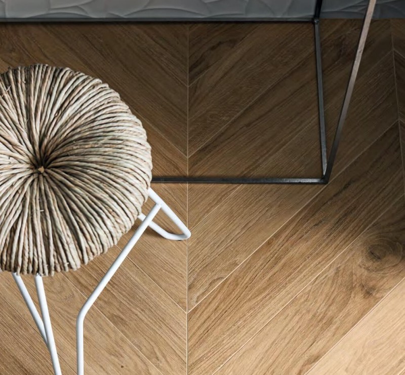 Płytka podłogowa do salonu Francuska jodełka gres złoty dąb Marazzi Treverkmust Beige Selection Chevron M0CF 73,2X11,8 17796