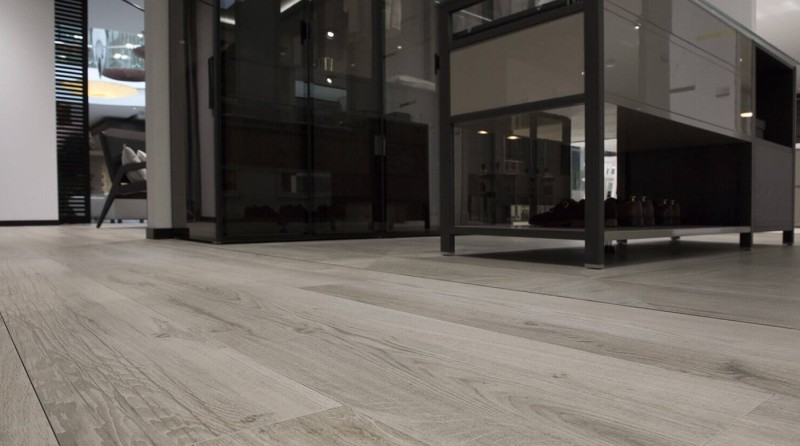 Płytki drewno sęki szary beż Porcelanosa Manhattan Maple 19,3x180 15573