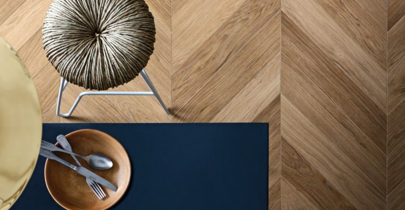 Płytka podłogowa do salonu Francuska jodełka gres złoty dąb Marazzi Treverkmust Beige Selection Chevron M0CF 73,2X11,8 17795
