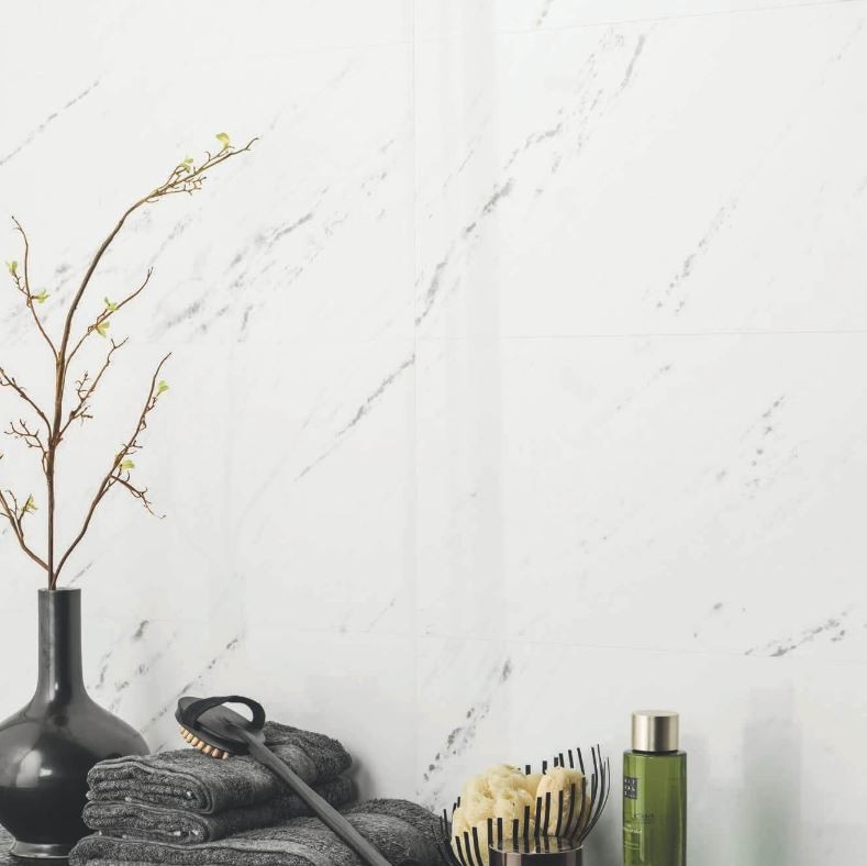 Płytki śienne marmur biały cienkie czarne żyły Venis Marmol carrara Blanco 33,3x100 35801