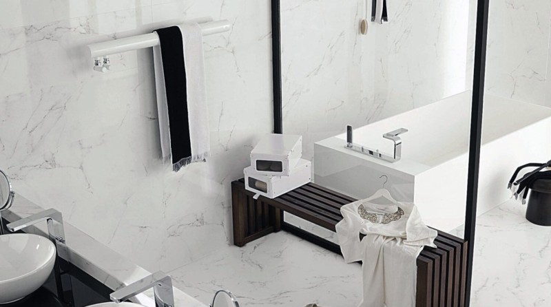 Płytki ścienne łazienka marmur biały cięka szara żyła Porcelanosa Marmol Carrara blanco 45x120 15379