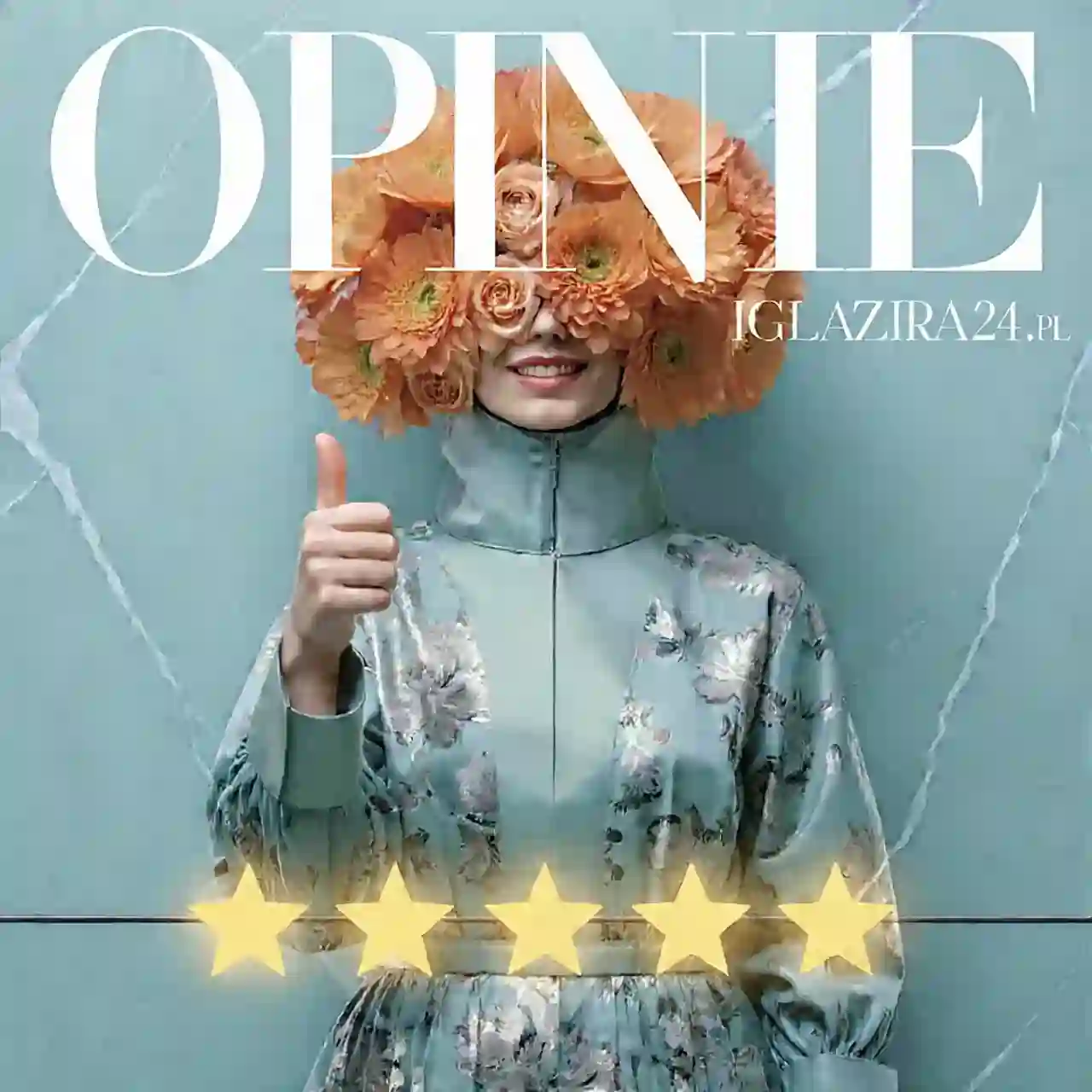 Modelka w turkusowej sukience w pełnym wzroście, pomarańczowe kwiaty na głowie - inspiracje iglazura24.pl